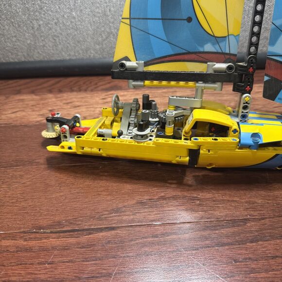 LEGO TECHNIC: Racing Yacht (42074) Complete - Picture 2 of 9